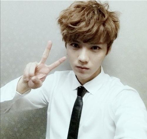 鹿晗正面照片,光影中的青春偶像风采